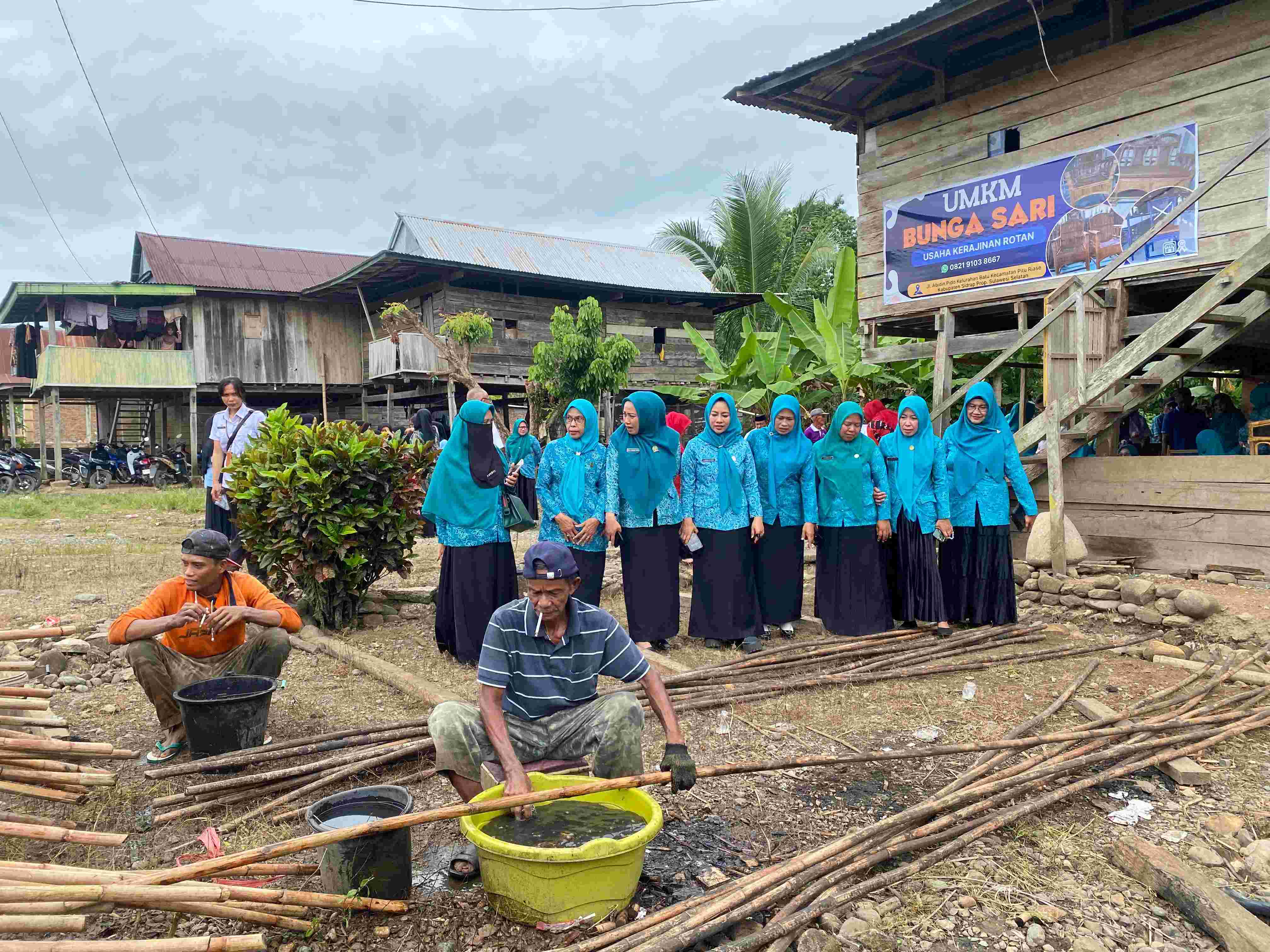 Ketua TP PKK Sidrap Kunjungi UMKM Kerajinan Rotan di Pitu Riase