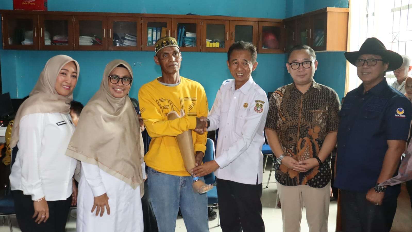 Atensi Disalurkan, Disabilitas Sidrap Terima Kursi Roda dan Alat Bantu Dengar