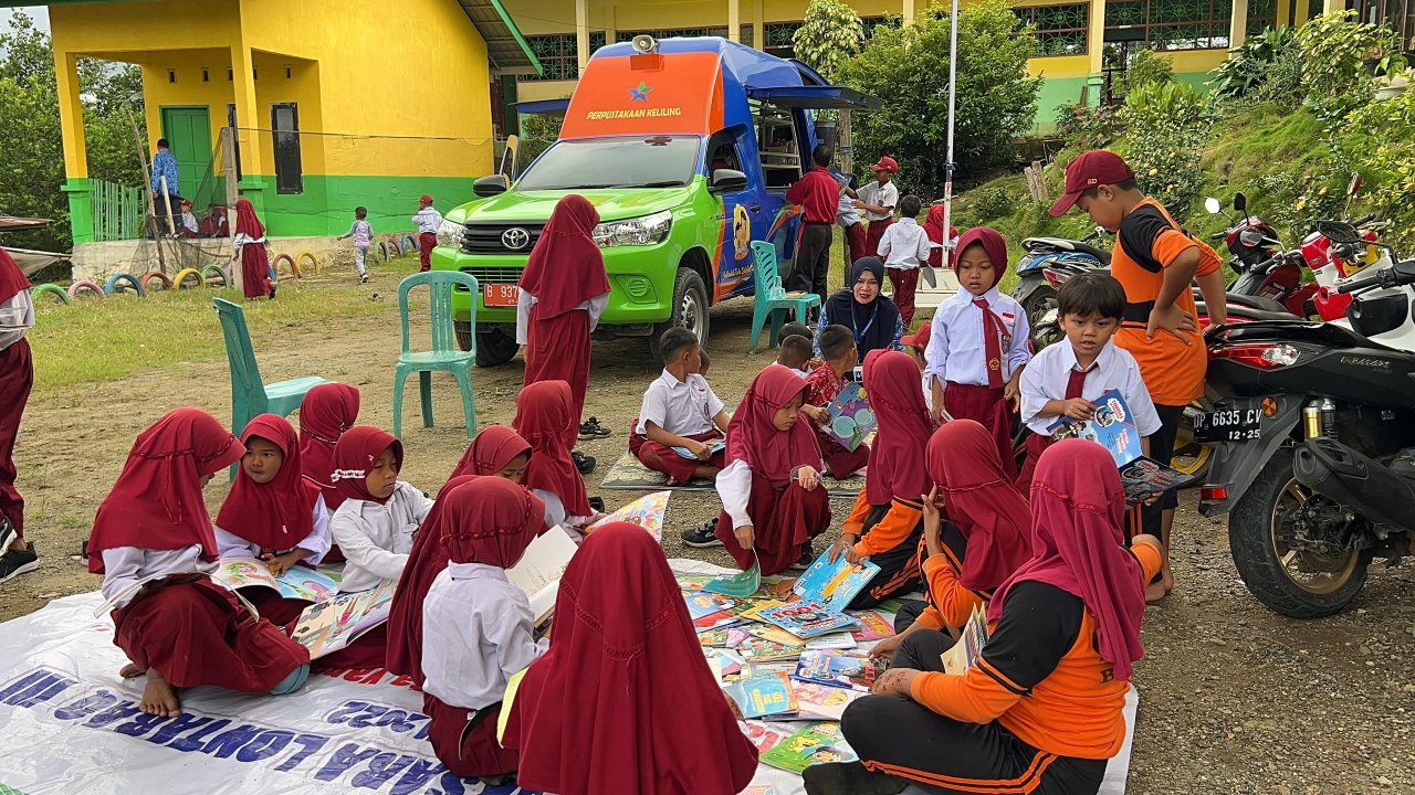 Perpustakaan Keliling Sambangi Sekolah Terpencil saat MPLS