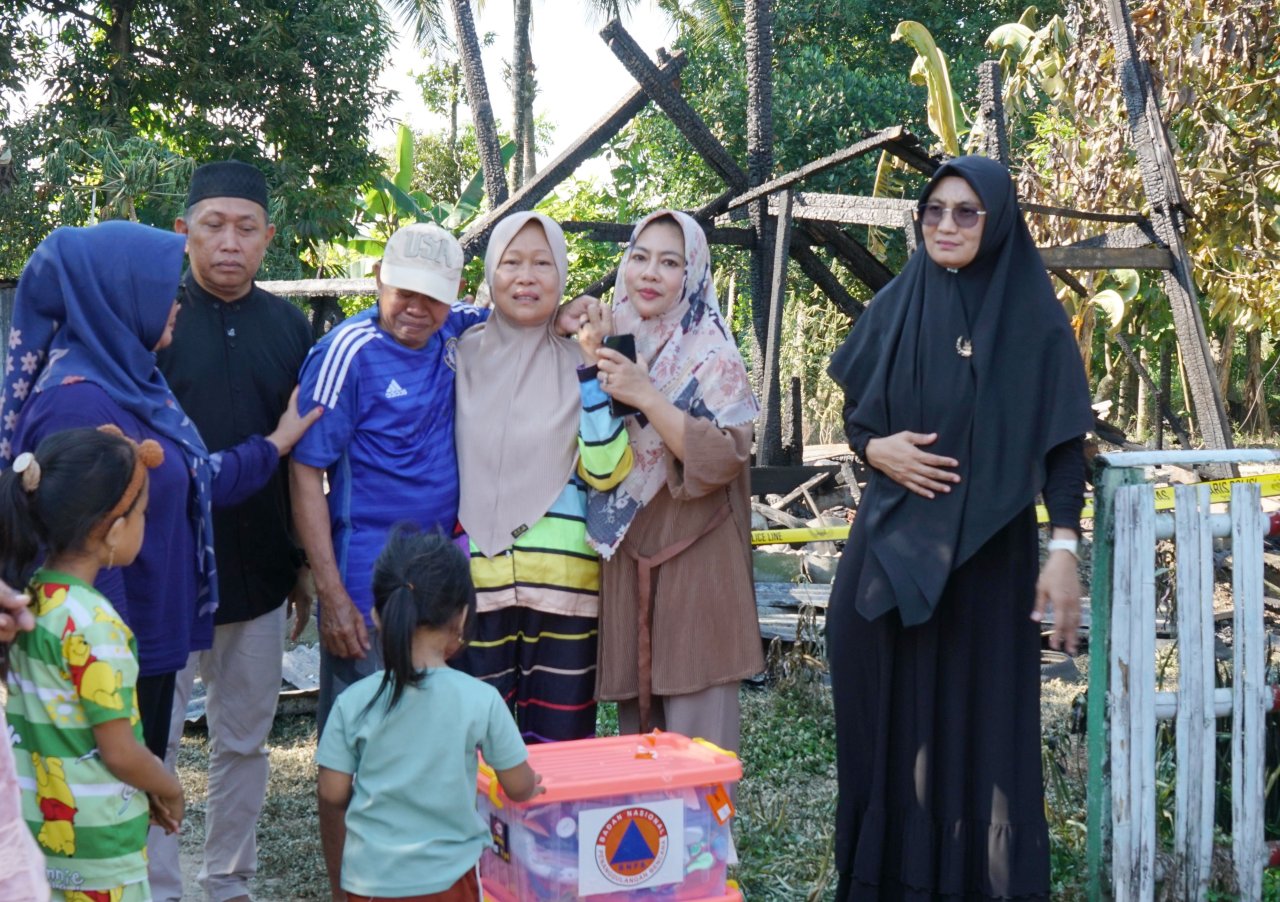 Ketua TP PKK Sidrap Kunjungi Korban Kebakaran di Desa Damai
