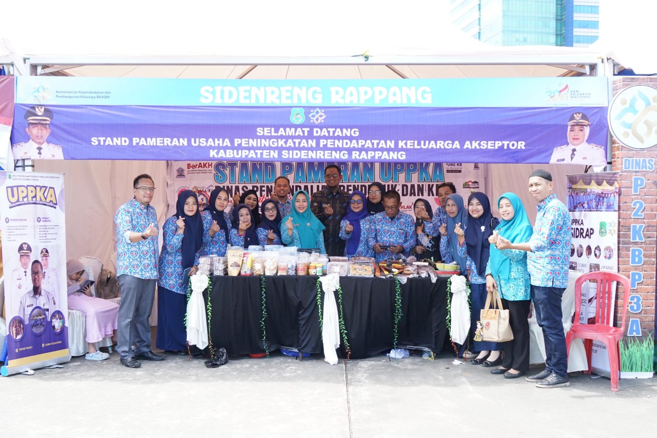 Haslindah Syaharuddin Tinjau dan Jual Langsung Produk UPPKA Sidrap di Harganas Tingkat Provinsi