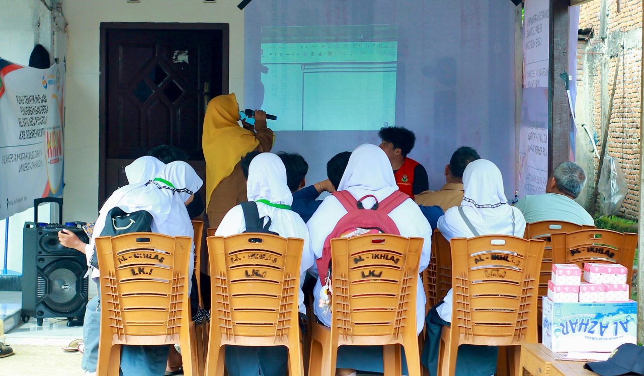 Dari Posko KKN Unhas, Warga Batu Dalami Microsoft Word