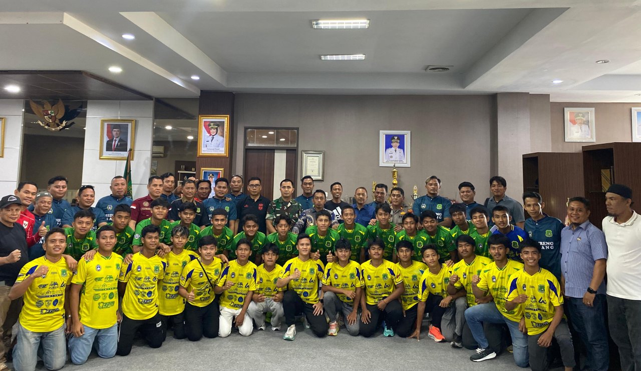 Tim Sepak Bola Pra Porprov Sidrap Menuju Sinjai, Bupati Tekankan Mental Juara