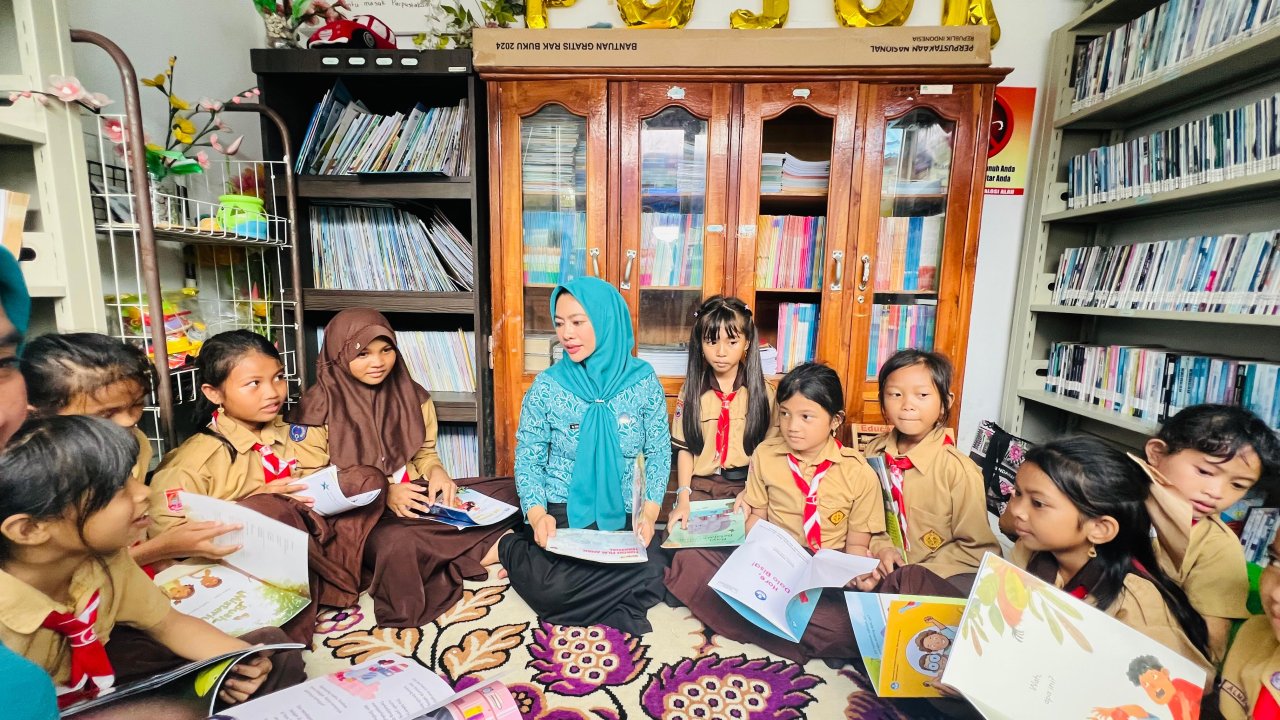 Hadirkan Perpustakaan Keliling, Haslindah Syaharuddin Terus Gaungkan Minat Baca Masyarakat