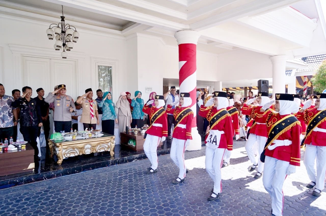 Bupati Sidrap Sambut Hangat Penonton dan Peserta Gerak Jalan di Rujab