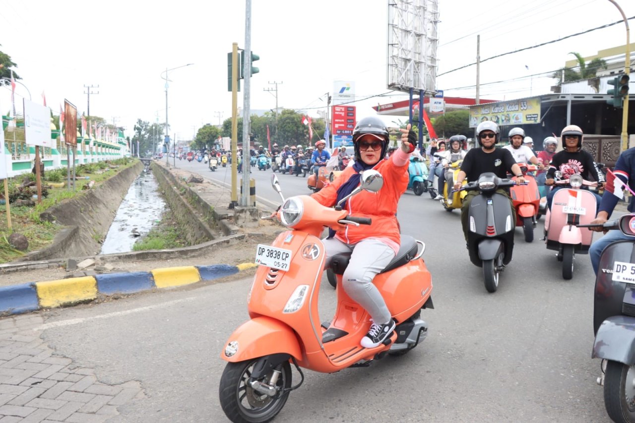 Pawai Kemerdekaan Komunitas Vespa Semarakkan HUT ke-80 RI di Sidrap