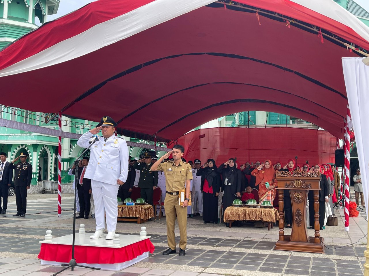 Camat Maritengngae Pimpin Upacara HUT ke-80 RI di Halaman Masjid Agung Pangkajene