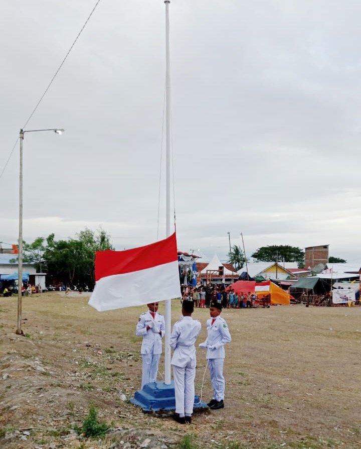 Suasana Haru Warnai Penurunan Bendera Merah Putih di Kecamatan Tellu Limpoe