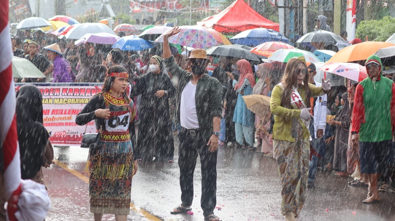 Warga Padati Jalan Saksikan Karnaval HUT RI di Panca Rijang