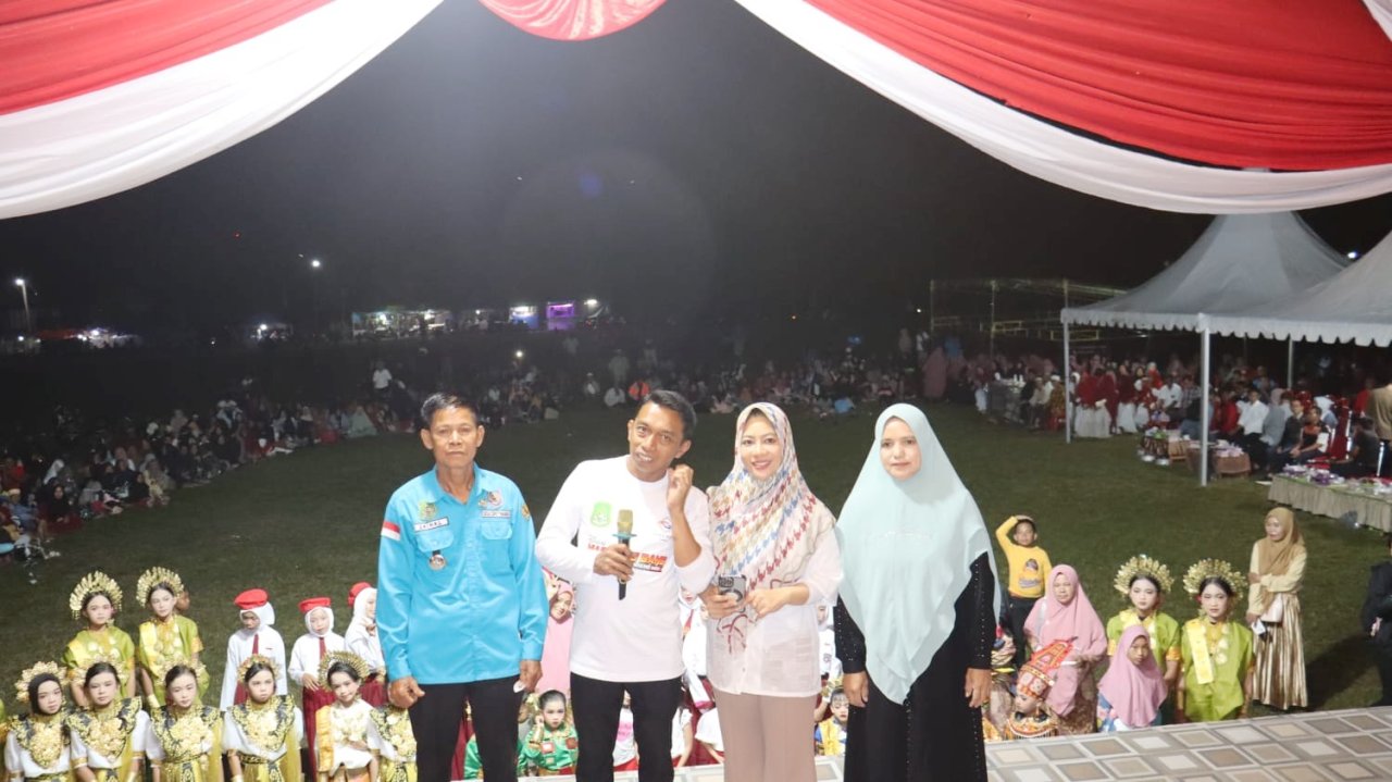 Bupati dan Ketua TP PKK Sidrap Semarakkan Malam Kesenian Cipotakari