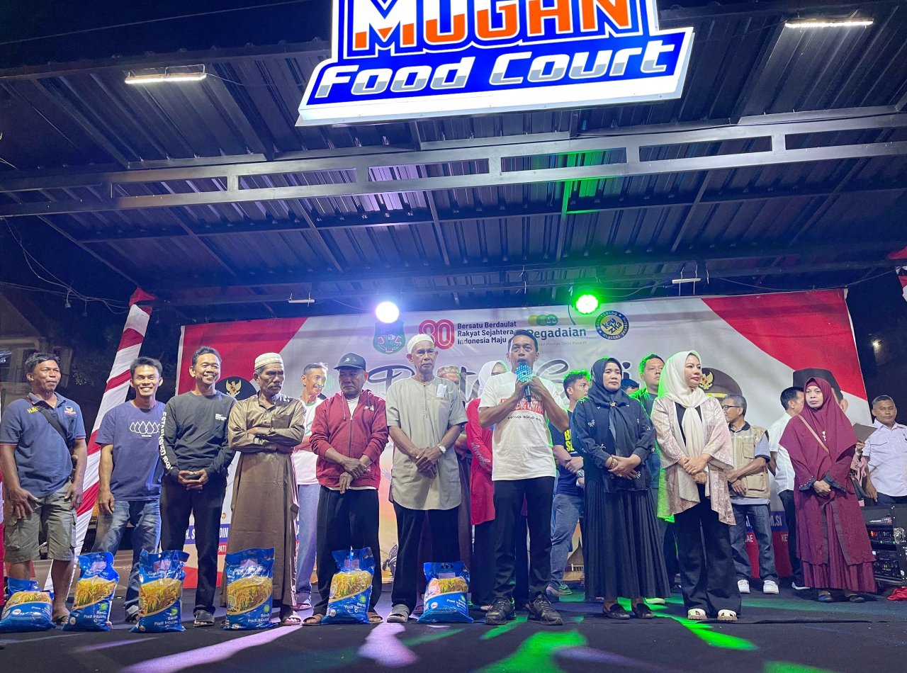Bupati Sidrap Serahkan Benih Padi di Penutupan Pentas Seni HUT RI Maritengngae