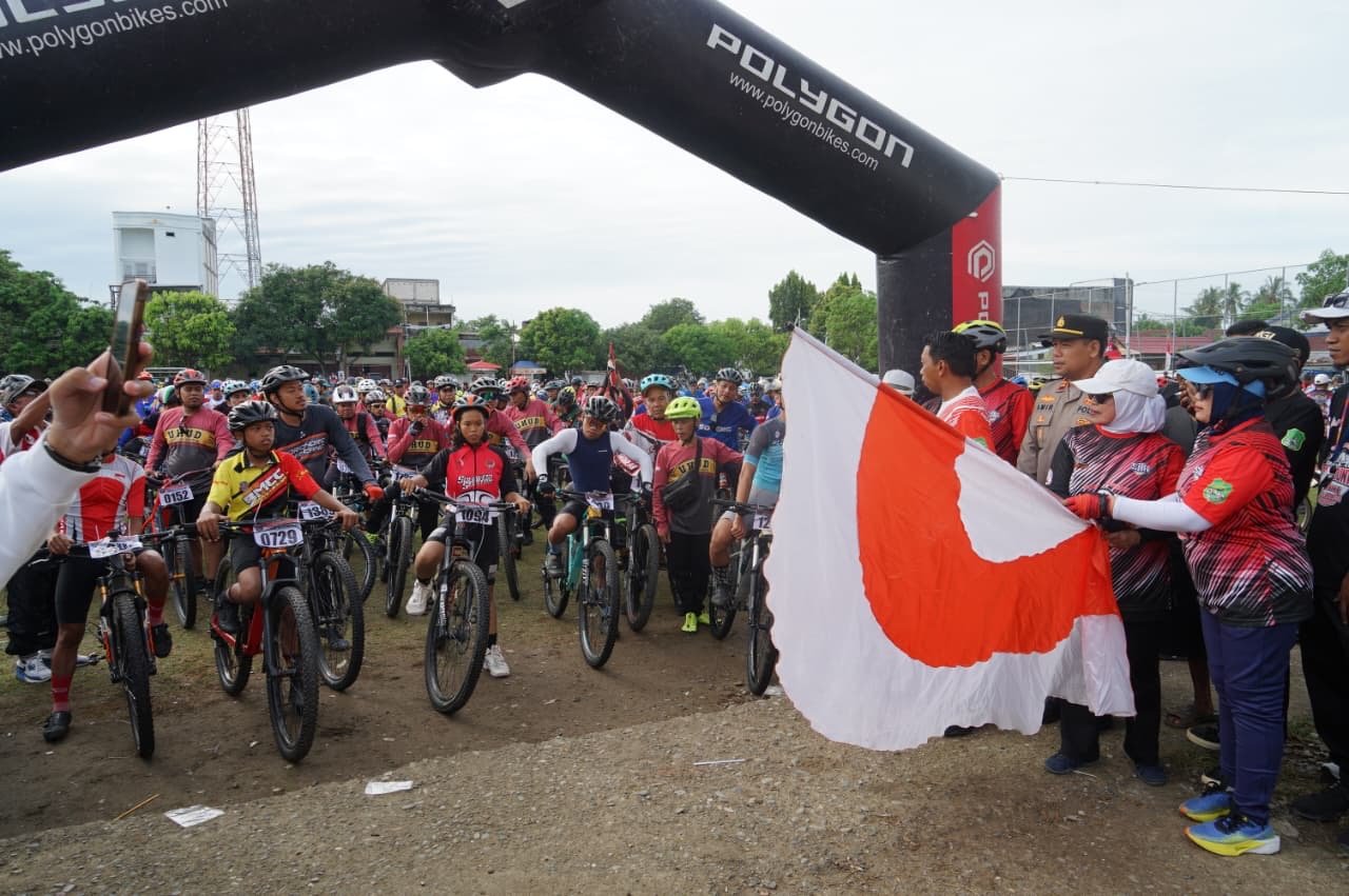 Meriah, Gowes Kemerdekaan Disemarakkan Pengukuhan Pengurus ISSI Sidrap