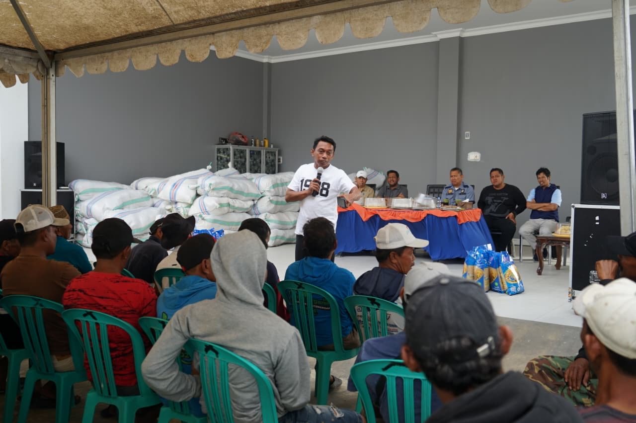 Dukung IP300, Bupati Syaharuddin Salurkan Benih Padi Genjah ke Tiga Desa