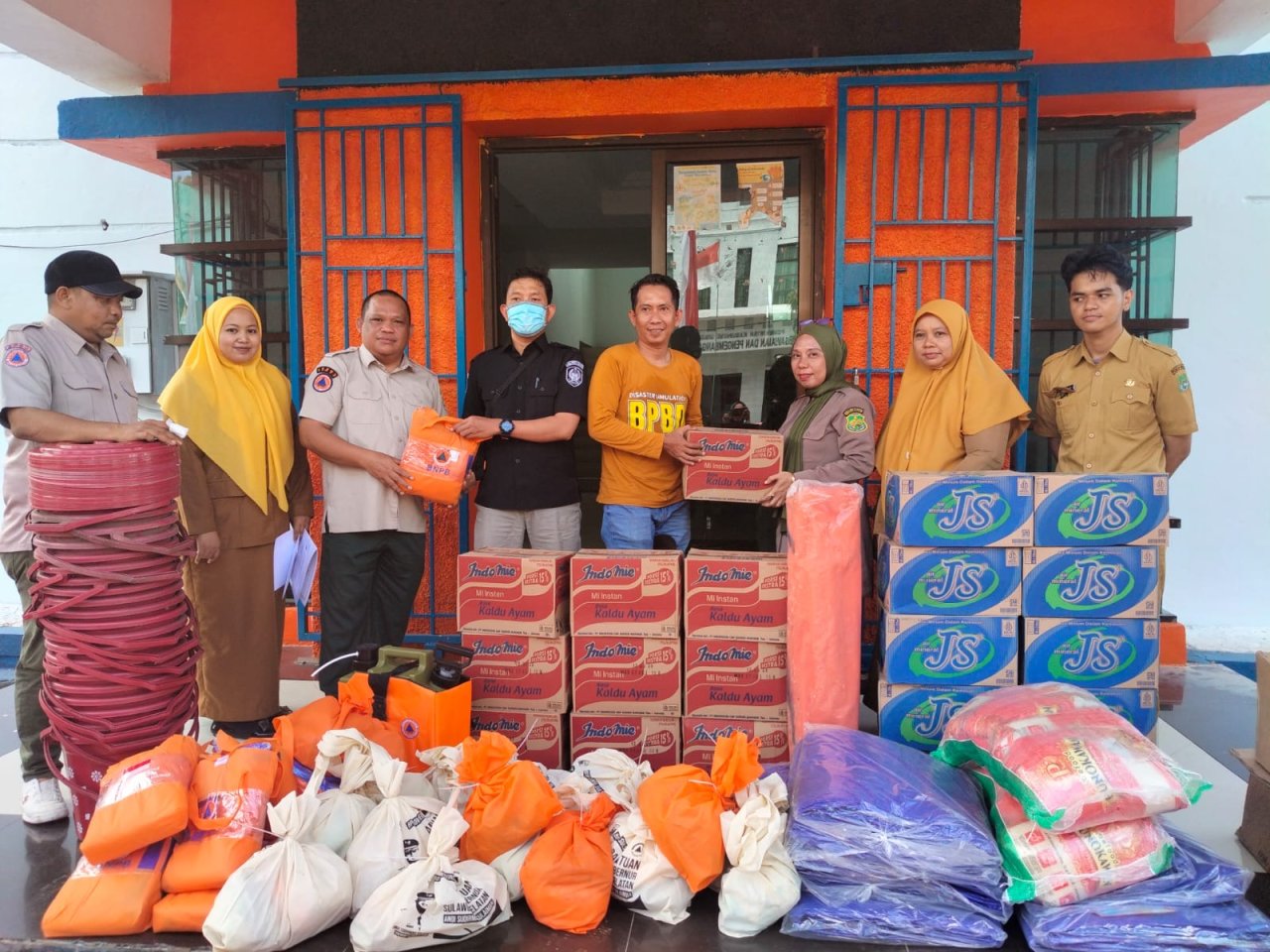 Dukung Respons Cepat Bencana, BPBD Sulsel Serahkan Bantuan Logistik ke Sidrap