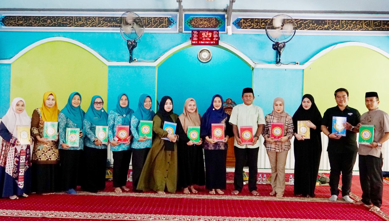 Ketua TP PKK Sidrap Serahkan Al-Qur’an ke Rutan Kelas IIB