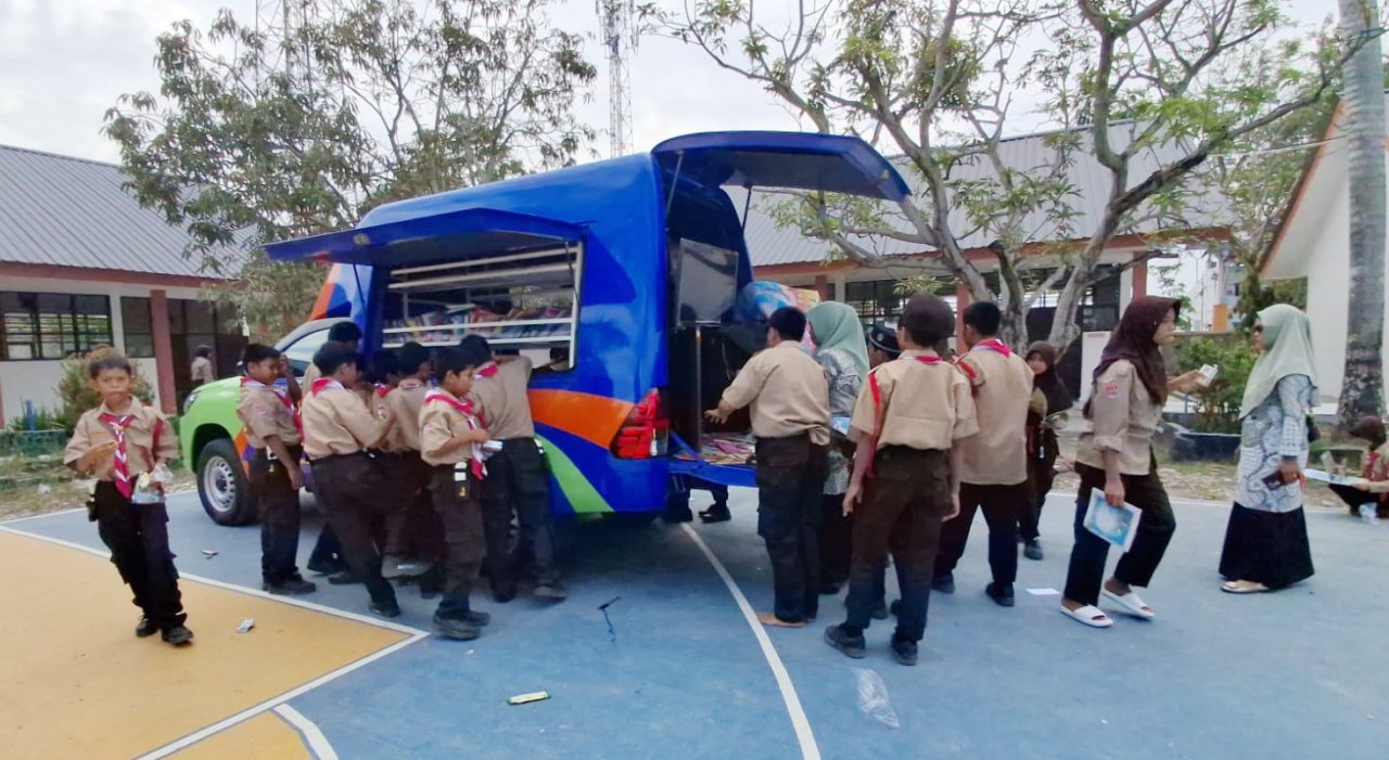 Mobil Perpustakaan Keliling Hadir di SRMP 30 Sidrap, Siswa Antusias Membaca