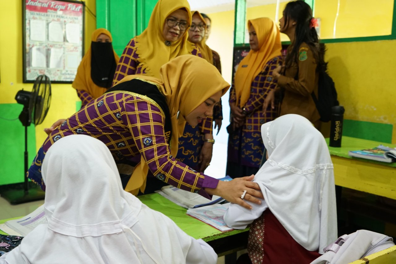 Bunda PAUD Tinjau SDN 11 Pangkajene, Pastikan Anak Belajar dengan Bahagia