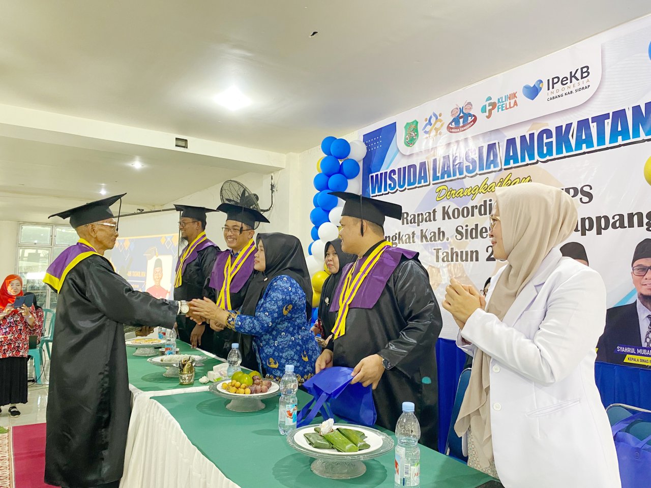Disaksikan Wabup Nurkanaah, 35 Peserta Sekolah Lansia Fella Diwisuda