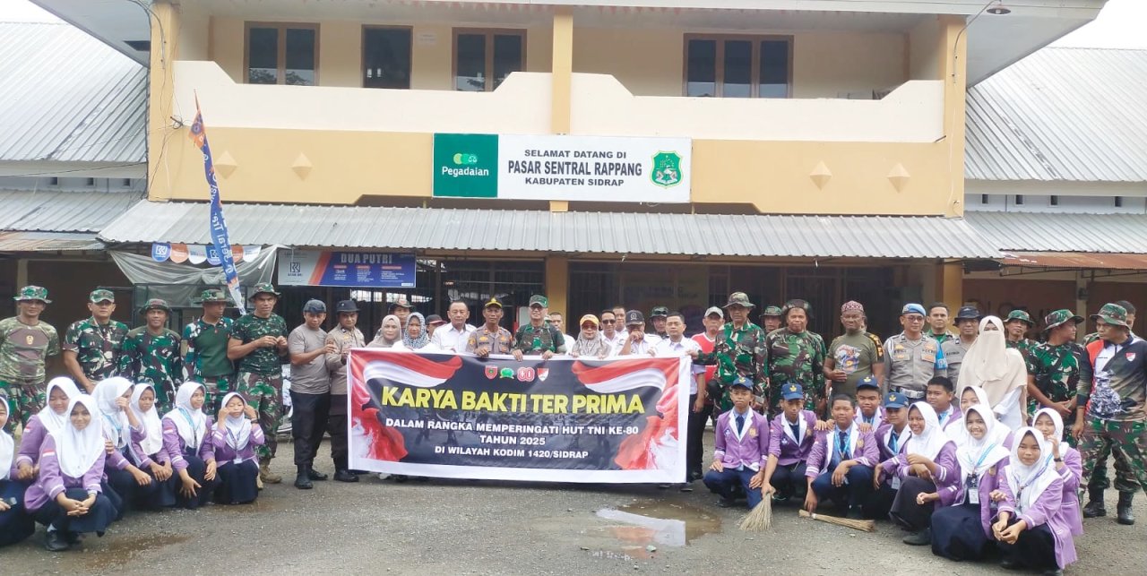 Semangat Kebersamaan, TNI, Aparat Pemerintah, hingga Pelajar Bersihkan Pasar Sentral Rappang