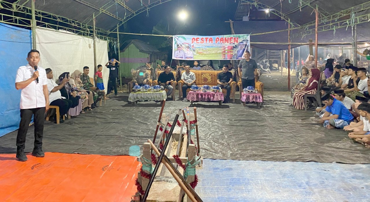 Warga Padangloang Alau Rayakan Tradisi Mappadendang Bersama Bupati Sidrap