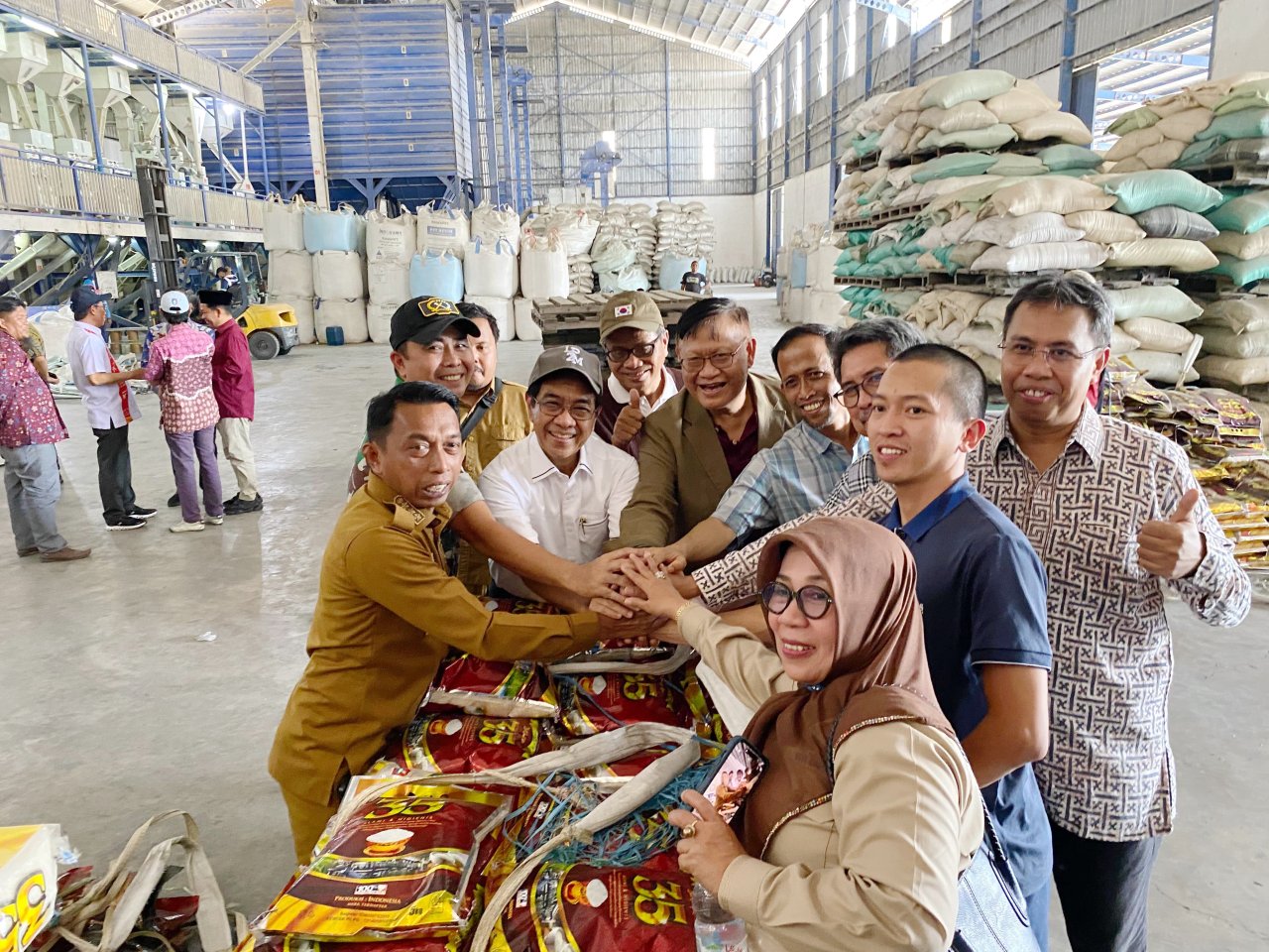 Bupati Sidrap dan Rektor Unhas Tinjau Pabrik Beras PB Rahma 35