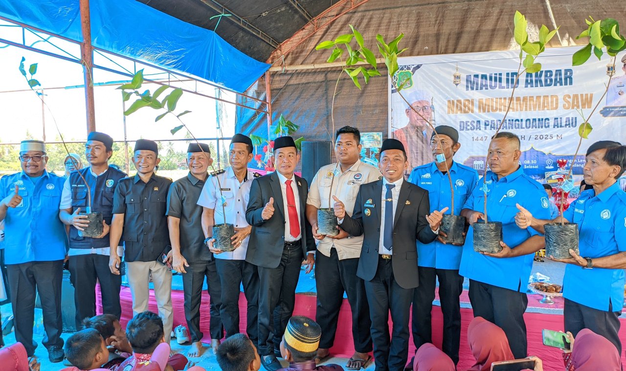 Syaharuddin Alrif Tanam Jambu Air Citra di Padangloang Alau, Jadi Peluang Pendapatan Warga