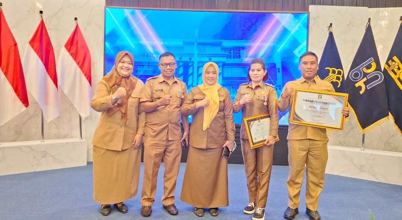Bupati Sidrap Terima Penghargaan Posbankum 100% dari Kanwil Kemenkum Sulsel