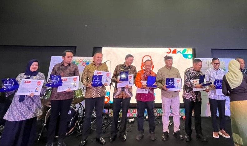 Bupati Syaharuddin Alrif Raih Mohammad Syafei Award di Puncak Temu Pendidik Nusantara XII