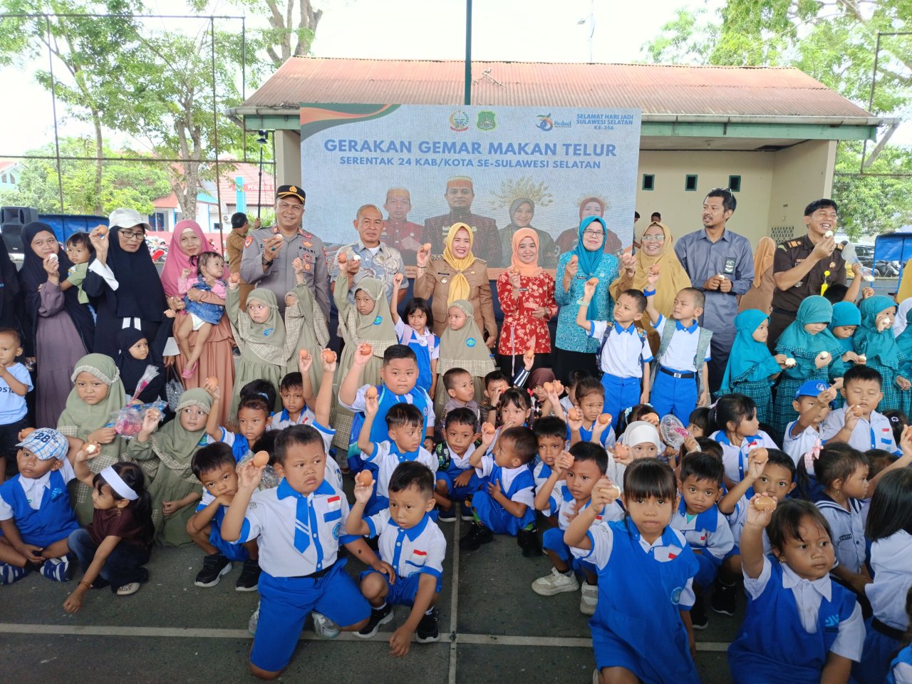 Gerakan Makan Telur Serentak Berlangsung Semarak di Sidrap