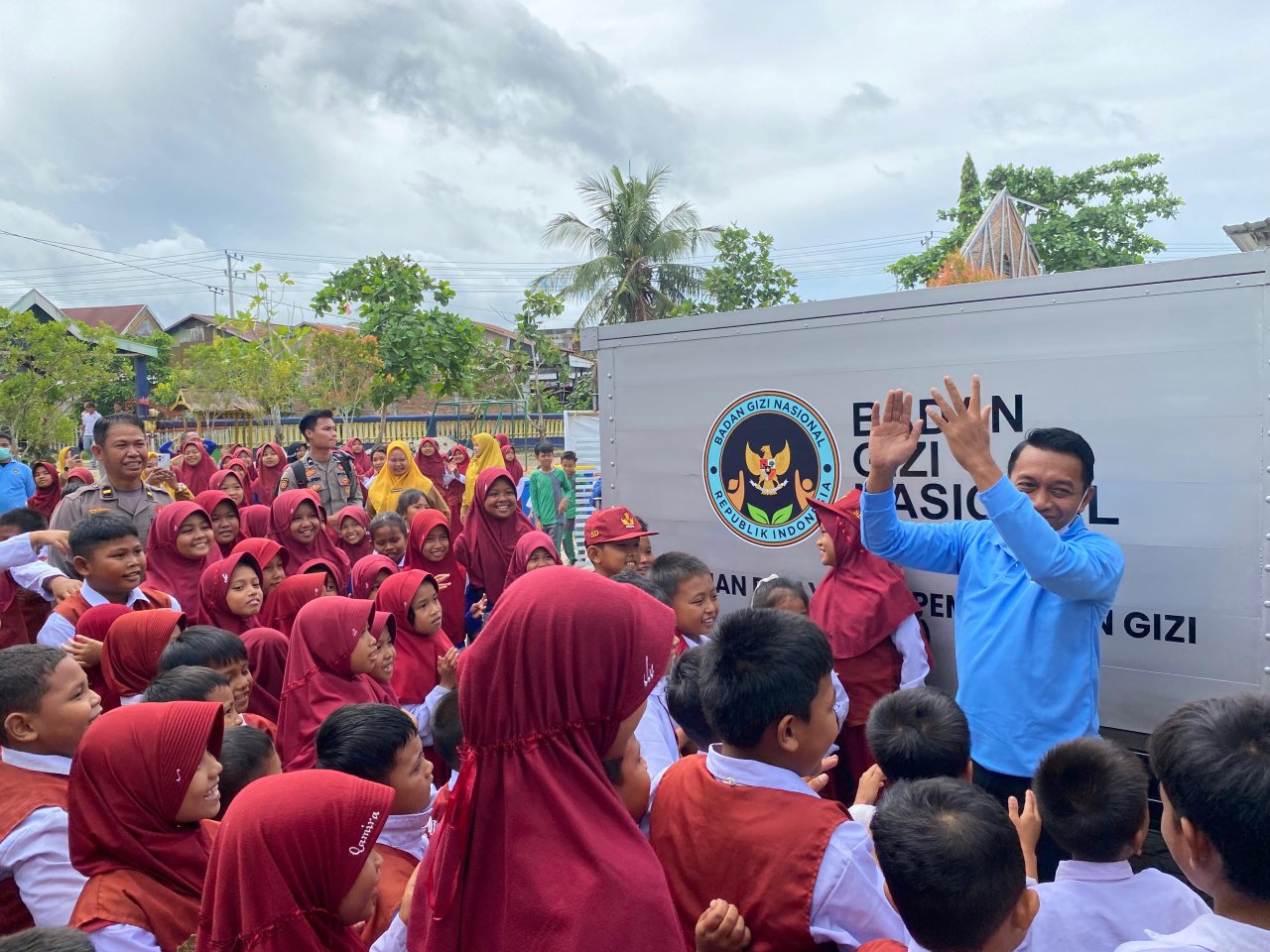 Bupati Sidrap Antar Langsung Makanan Bergizi Gratis, Murid Sambut dengan Ceria