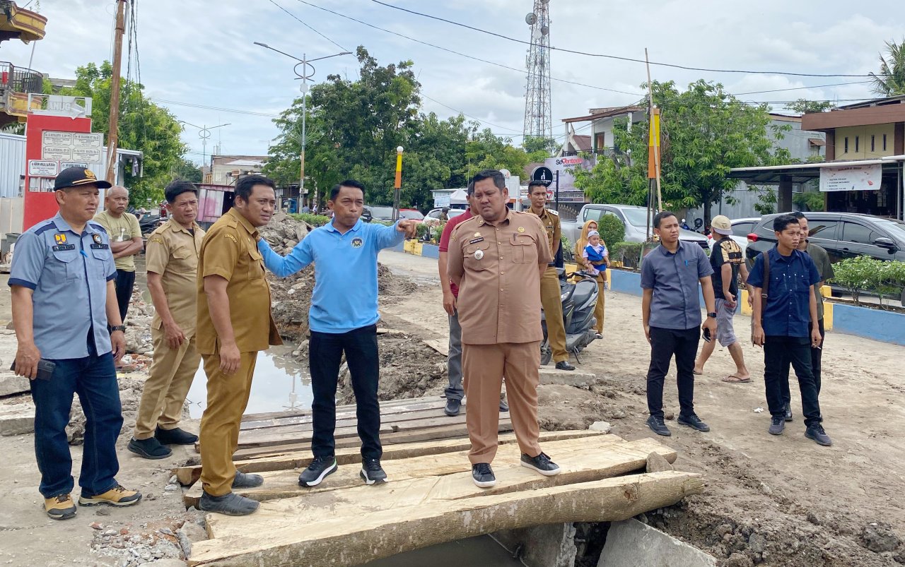 Syaharuddin Alrif Tinjau Pengerukan Drainase, Warga: Terima Kasih Pak Bupati