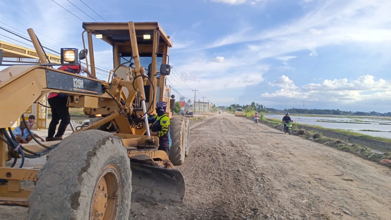 Gercep! Bupati Sidrap Kerahkan Alat Berat untuk Perbaikan Jalan di Dongi dan Bulucenrana
