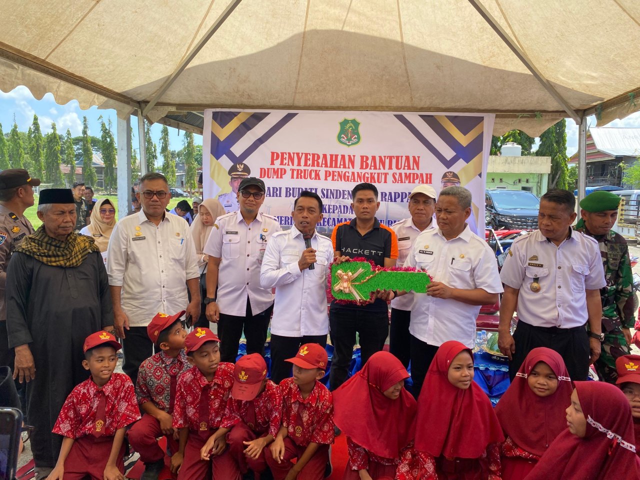 Serahkan Mobil Sampah di Pitu Riawa, Bupati Tekankan Pemanfaatan Maksimal bagi Masyarakat