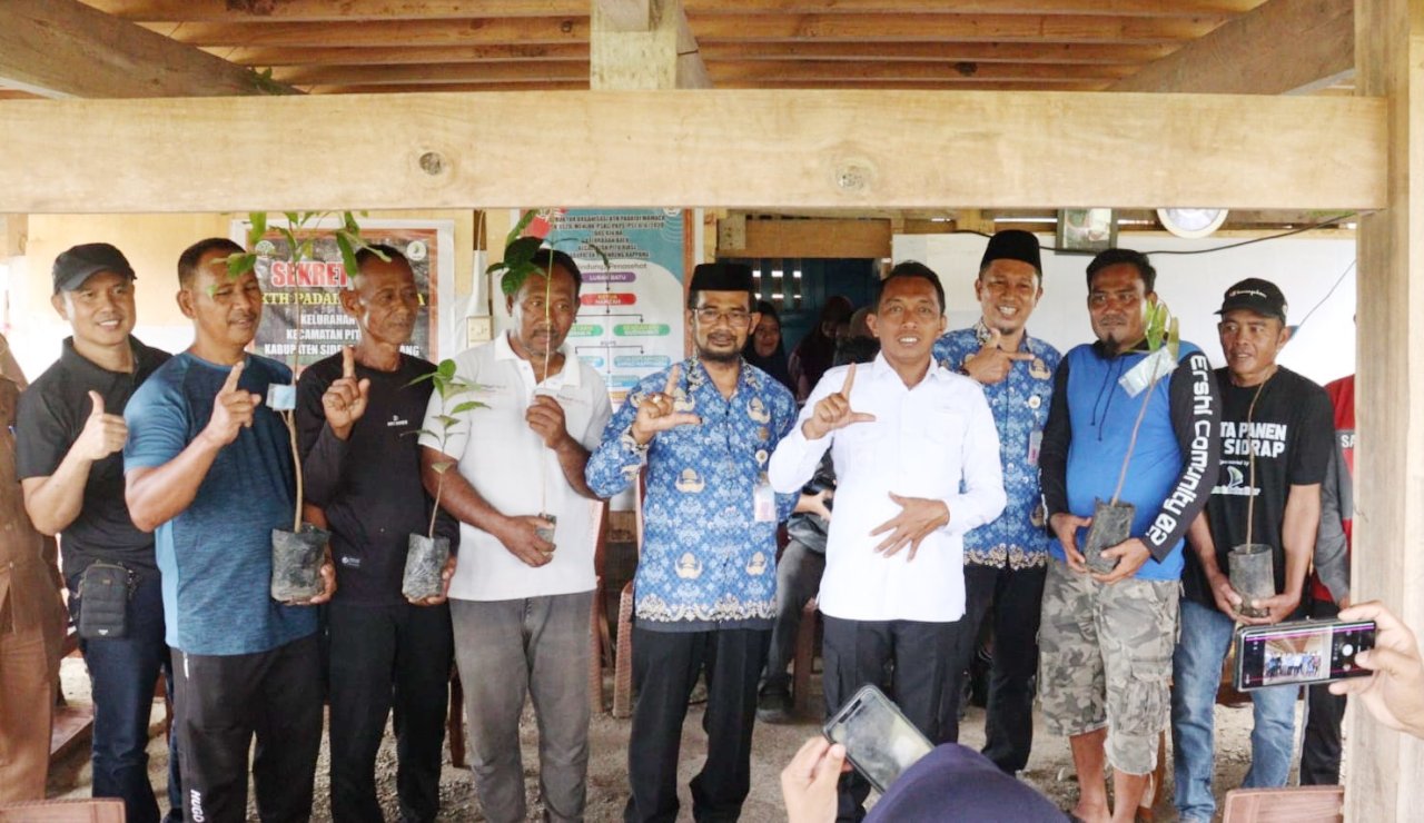 Bermalam di Desa, Bupati Sidrap Serahkan BLT dan Bibit Tanaman di Pitu Riase