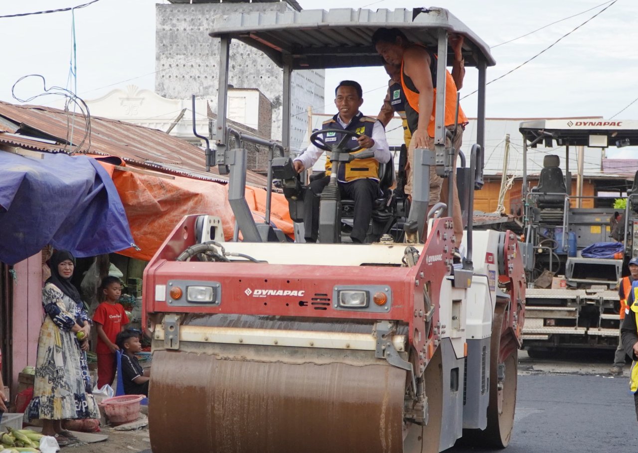 Bupati Syaharuddin Salurkan Truk Sampah untuk Kecamatan Dua Pitue