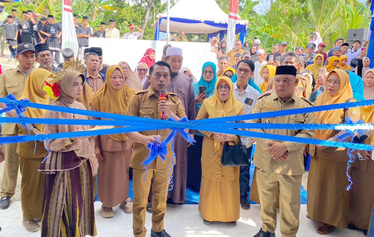 Bupati Sidrap Resmikan Kantor Desa Talawe dan Salurkan BLT Secara Simbolis