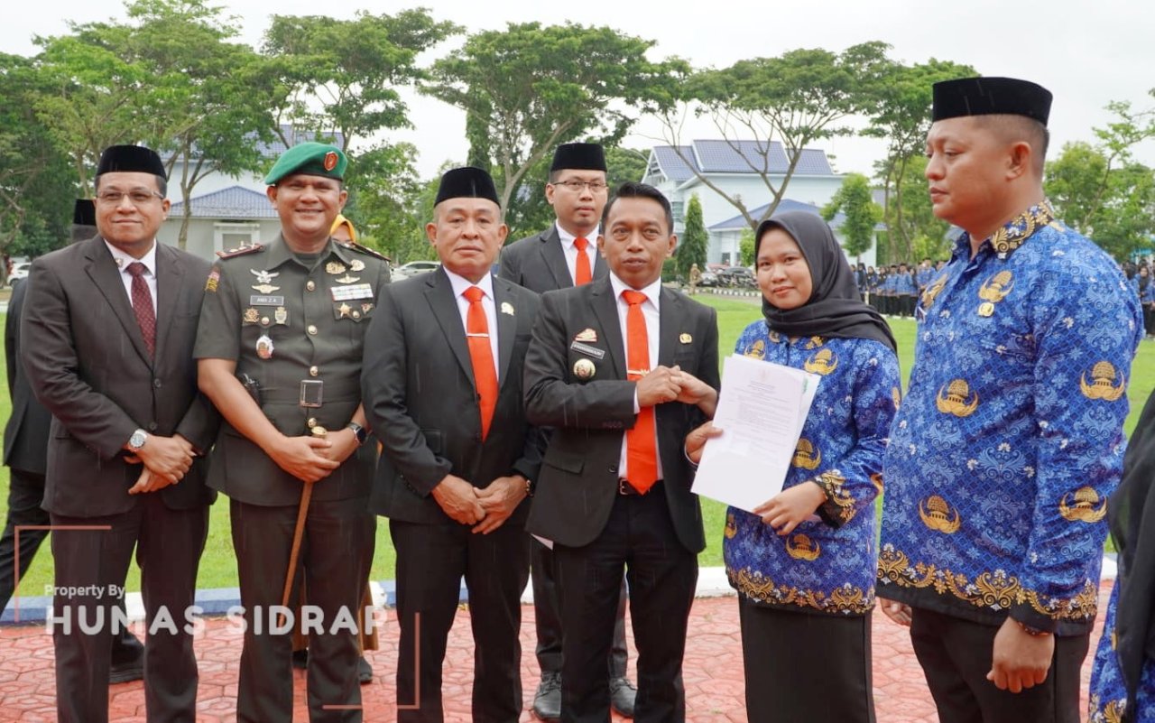Hujan Tak Surutkan Semangat, Bupati Sidrap Serahkan SK 2.926 PPPK Paruh Waktu