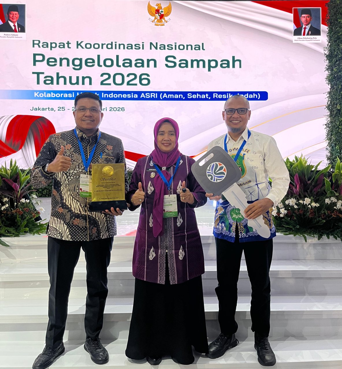 Kabupaten Sidrap Terima Sertifikat Menuju Kabupaten Bersih pada Rakornas HPSN 2026