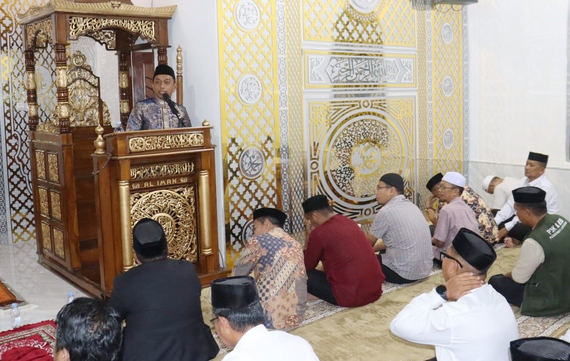 Bupati Syaharuddin Sampaikan Pesan Zakat dan Sedekah saat Tarawih di Pitu Riawa