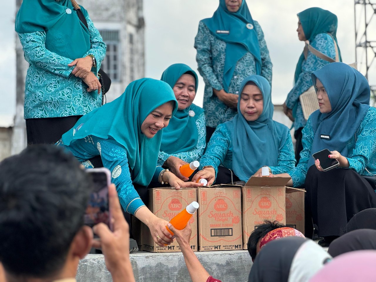 Peduli Warga, PKK Sidrap Gratiskan Paket Sembako di Sport Center Rappang