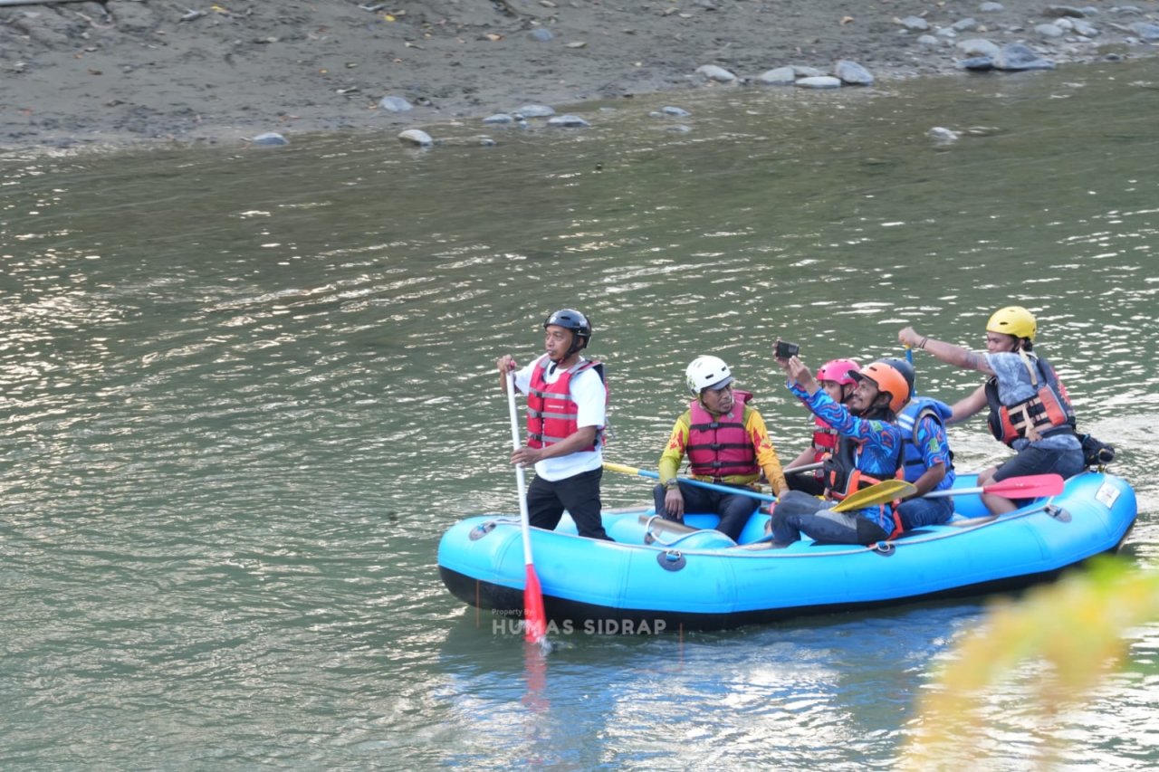 Bupati Sidrap Bersama Ratusan Rafter Tanah Air Jajal Arung Jeram Sungai Bila