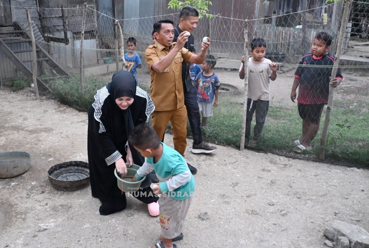 Di Sidrap, Wagub Fatmawati Rusdi Praktikkan Pengolahan Ikan Sapu-sapu Jadi Pakan Ternak