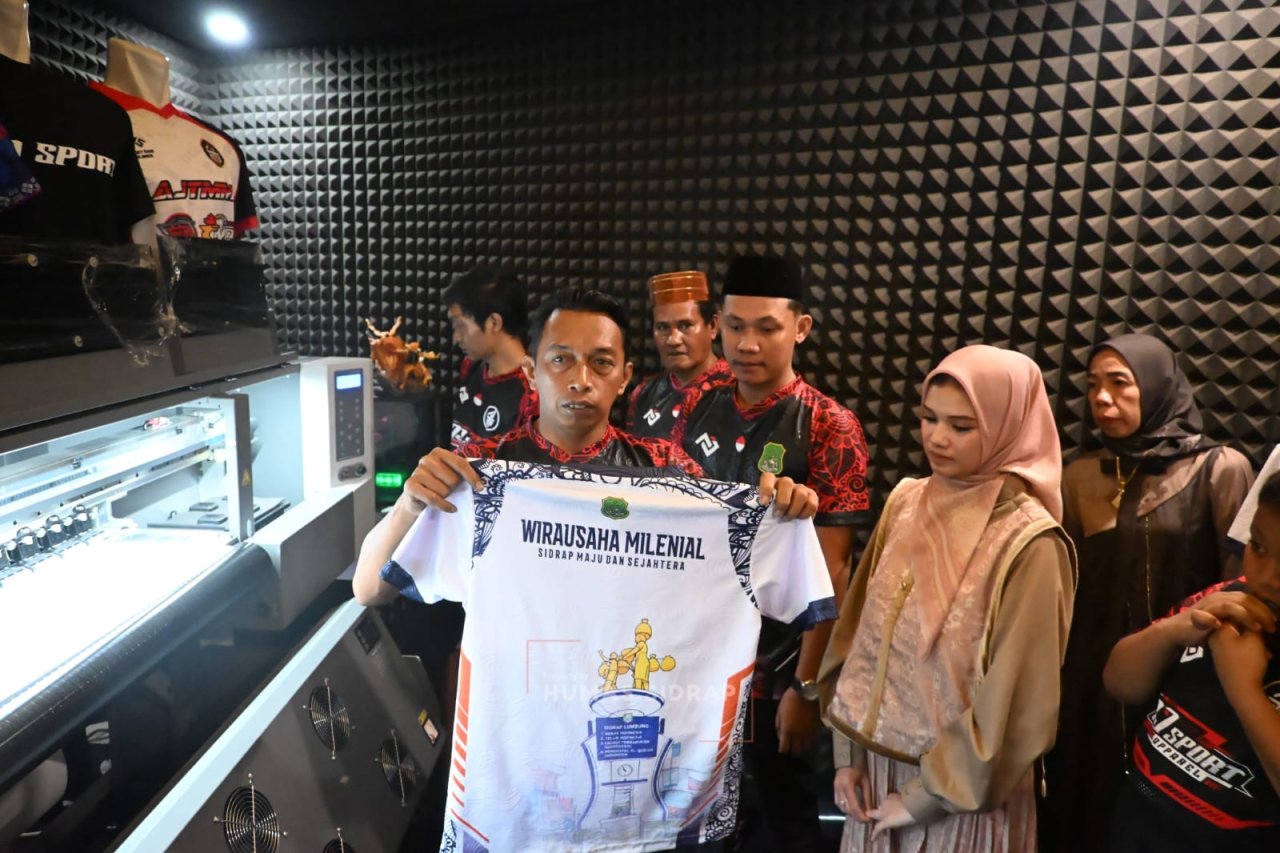 Putar Roda Ekonomi dari Desa, Bupati Resmikan AJ Sport Apparel di Talumae