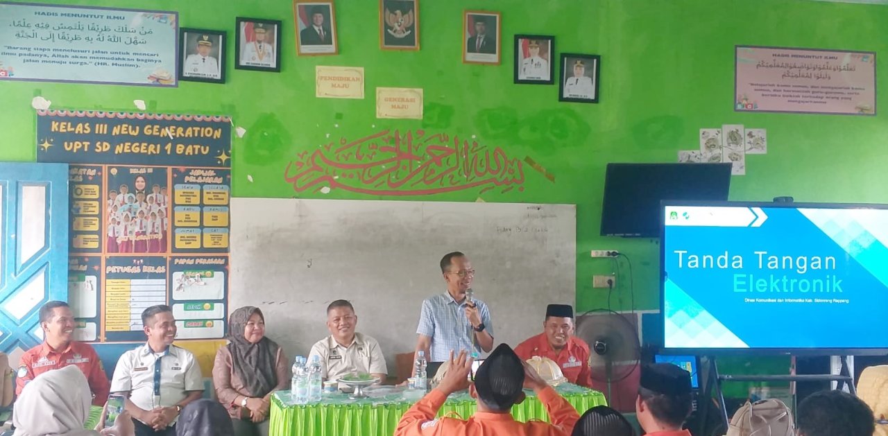 Kunjungi Pitu Riase, Dinas Kominfo Sidrap Fasilitasi TTE Kepala SD dan Sosialisasi Medsos Resmi Pemda