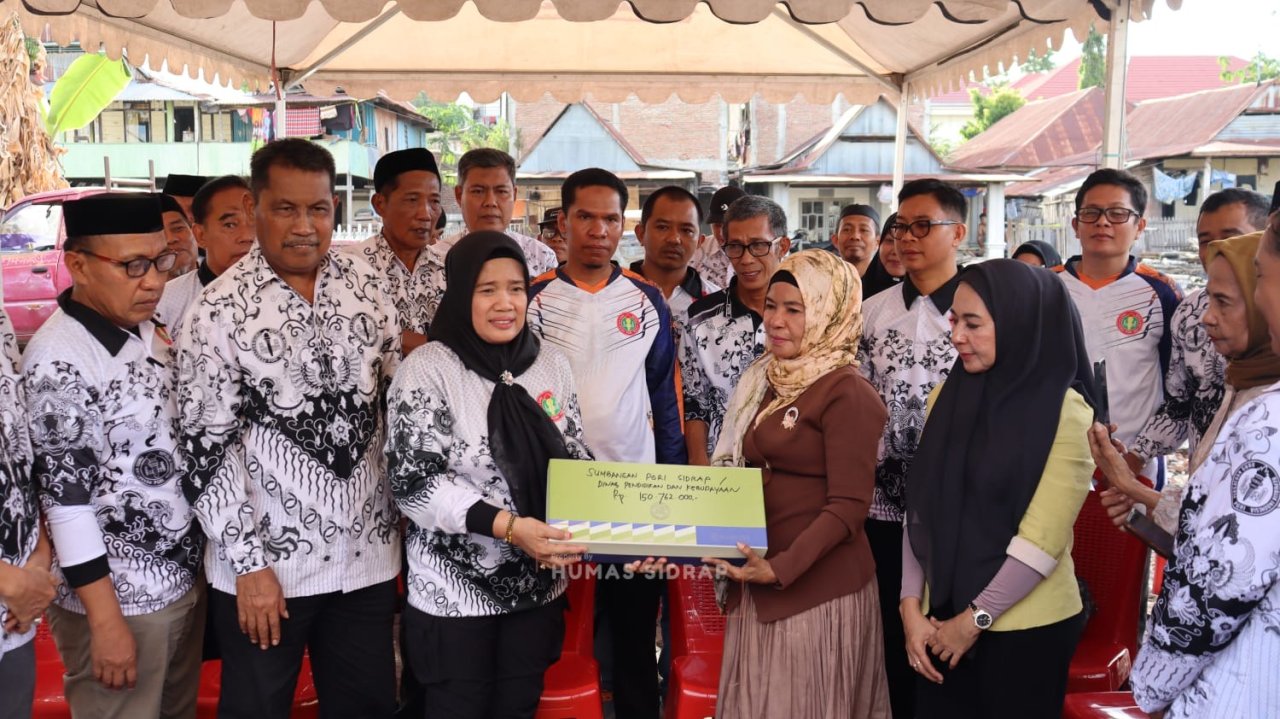 Wakil Bupati Sidrap Serahkan Santunan Rp150 Juta untuk Guru Korban Kebakaran