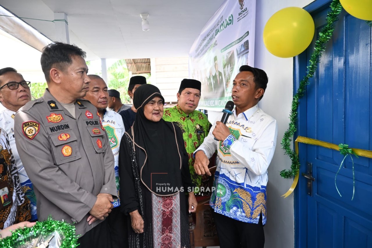 Haru Ibu Muna Terima Kunci Rumah Layak Huni dari Bupati Sidrap