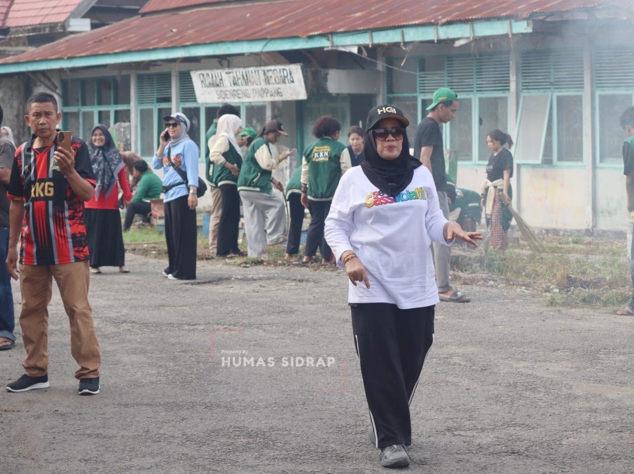 Pimpin Kerja Bakti di Panca Rijang, Wabup Nurkanaah Harap Berkelanjutan