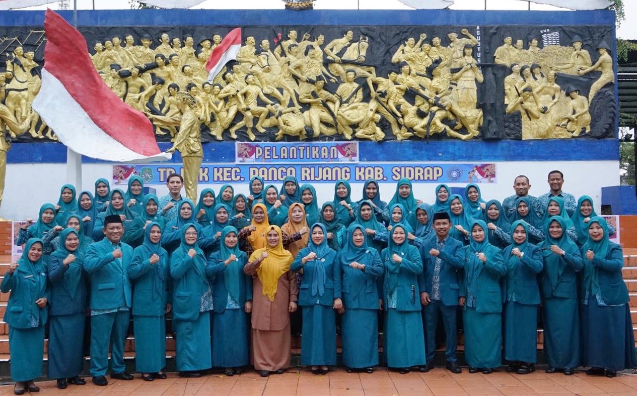 Hujan Tak Surutkan Semangat, Pelantikan Ketua TP PKK dan Bunda PAUD Panca Rijang Berlangsung Khidmat