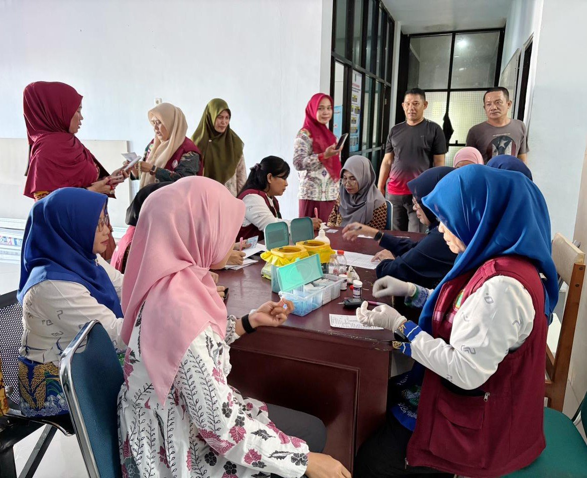 Lobi Diskominfo Sidrap 'Disulap' Jadi Ruang Periksa, Puluhan ASN Antusias Cek Kesehatan