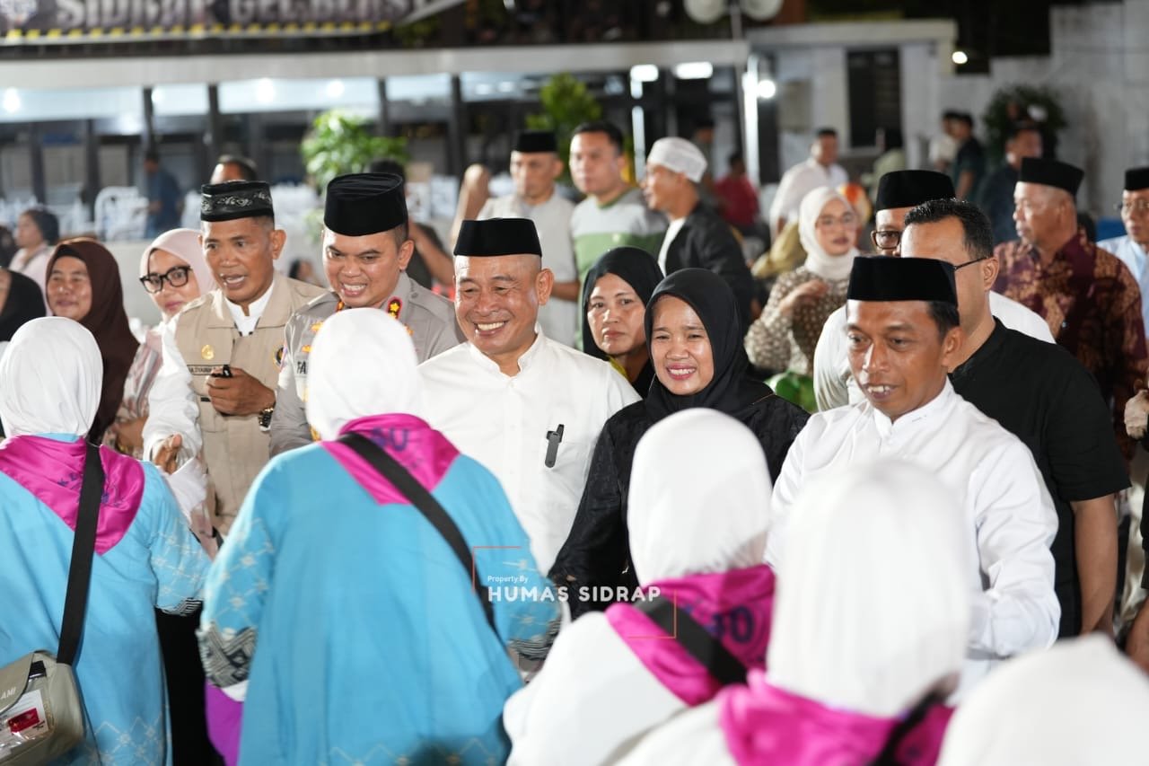 Momen Haru Bupati Syaharuddin Alrif Lepas 387 Calon Jemaah Haji Kloter 40 Sidrap